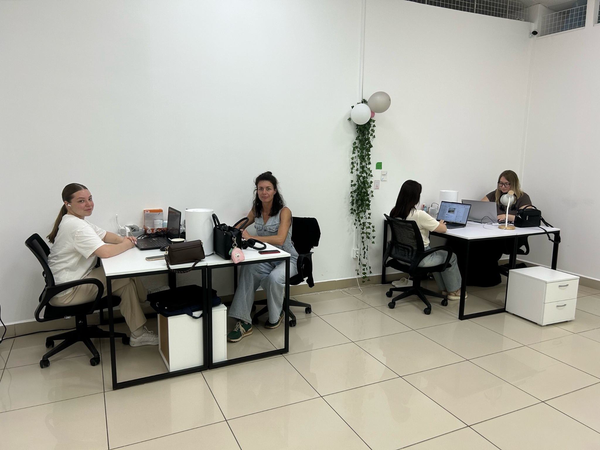 Отдел продаж BLACKMEDIA за рабочими местами